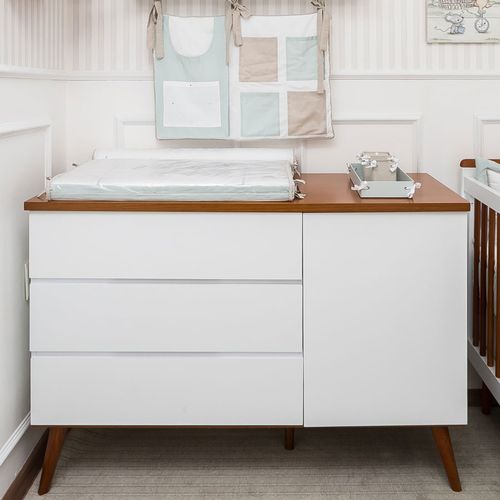 Cômoda de Bebê Viena com Porta Branco com Pé e Tampo Mel