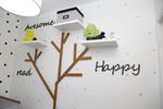 Quarto de Bebê Monocromático prateleiras
