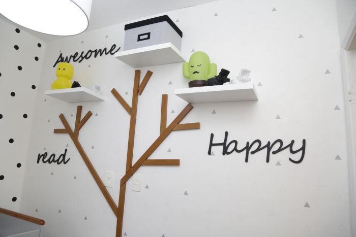 Quarto de Bebê Monocromático prateleiras