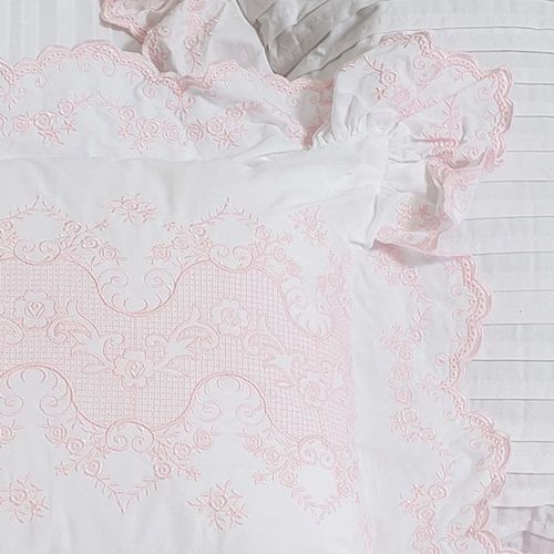 Almofada Retangular Babado Bordado Gardenia Rosa